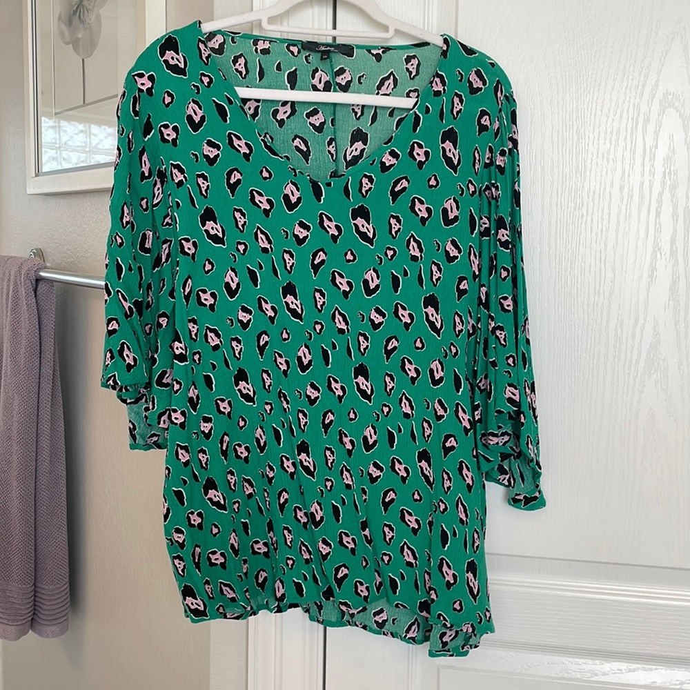 Green leopard shirt sleeved top